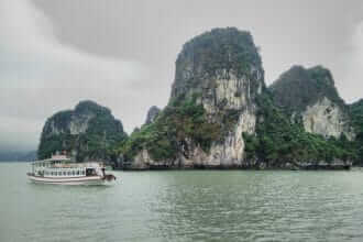 Schiffe bei einer Tagestour zur Halong Bay