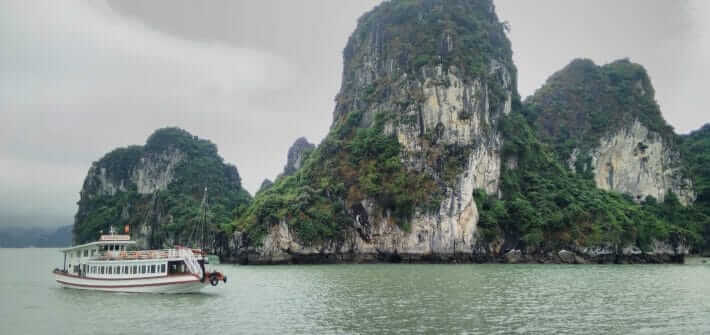 Schiffe bei einer Tagestour zur Halong Bay