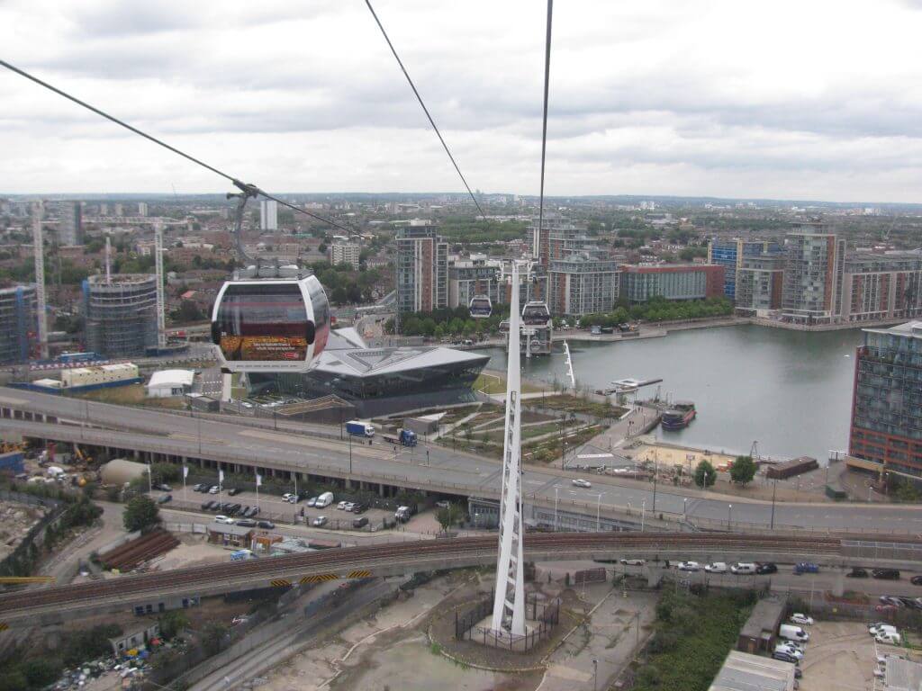 Sightseeing-Routen in London - die Emirates Air Line führt über die Themse zur o2 Arena